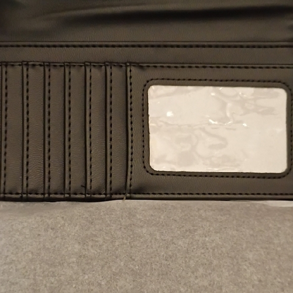 NWT🎁FREE GIFT INCLUDED🎁Steve Madden Black Wristlet with Gold Brand Logo - Picture 8 of 16